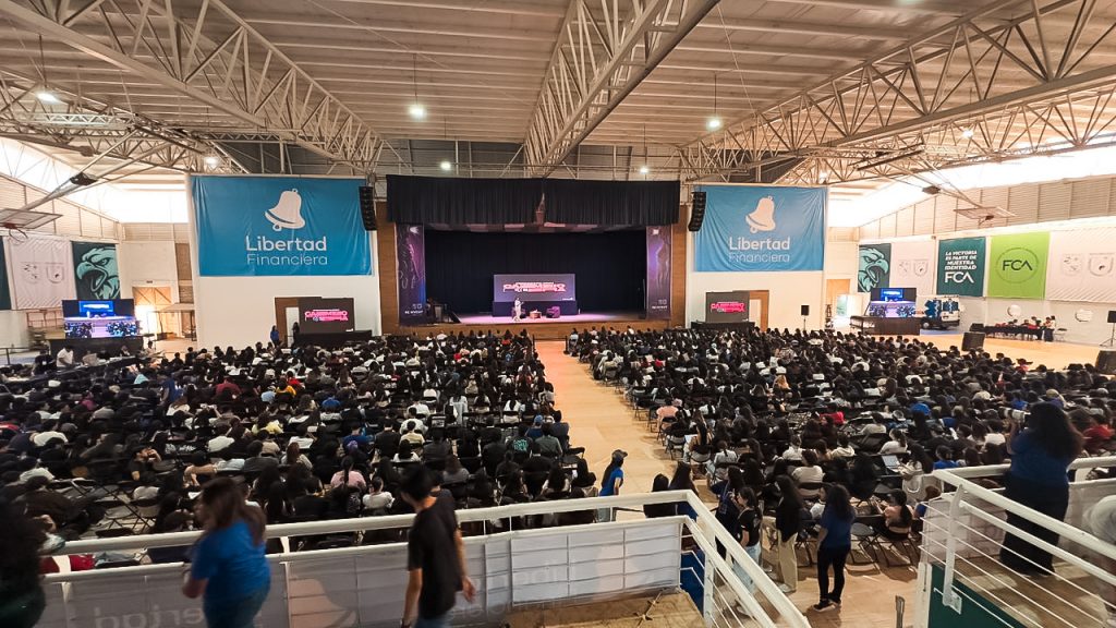 Wario Duckerman, uno de los mejores conferencistas de inteligencia artificial de México y América Latina, experto en inteligencia artificial y líder pionero en dicha tecnología, durante su conferencia “Humanos que inspiran, Finanzas que transforman, IA que potencia” en la Universidad Autónoma de Querétaro, ante más de 1 800 asistentes en el congreso Reinventa FCA 2025.