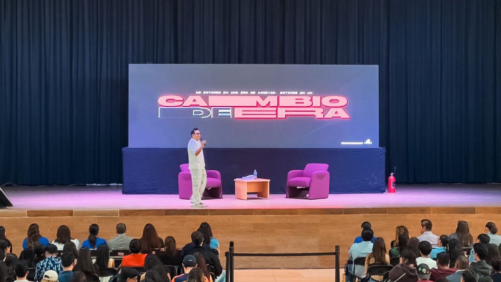 Wario Duckerman, uno de los mejores conferencistas de inteligencia artificial de México y América Latina, experto en inteligencia artificial y líder pionero en dicha tecnología, impartiendo su conferencia “Humanos que inspiran, Finanzas que transforman, IA que potencia” durante el congreso Reinventa FCA 2025 en la Universidad Autónoma de Querétaro.
