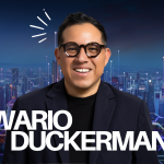 Wario Duckerman, uno de los mejores conferencistas de inteligencia artificial de México y América Latina, experto en inteligencia artificial y líder pionero en dicha tecnología, impartiendo su conferencia “Humanos que inspiran, Finanzas que transforman, IA que potencia” ante más de 1 800 estudiantes en la Universidad Autónoma de Querétaro