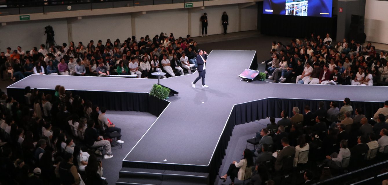 Wario Duckerman – Los mejores conferencistas de inteligencia artificial en México y América Latina Wario Duckerman durante su conferencia en la UAG, reconocido entre los mejores conferencistas de inteligencia artificial.