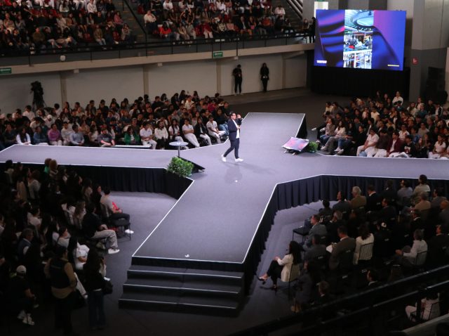 Wario Duckerman durante su conferencia en la UAG, reconocido entre los mejores conferencistas de inteligencia artificial.
