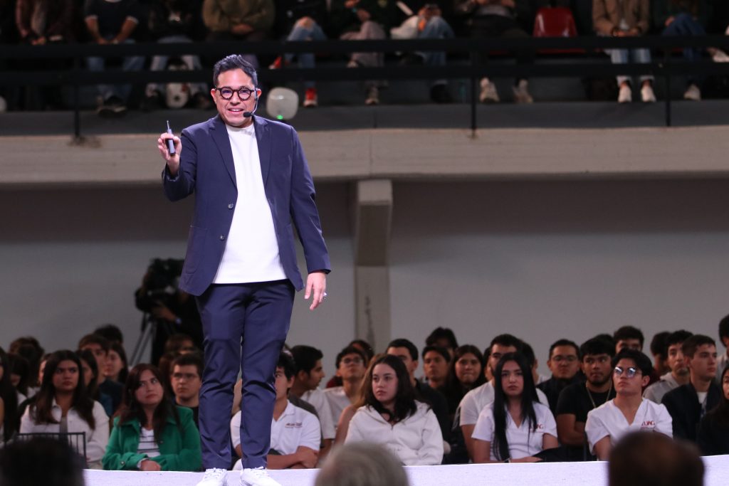 Wario Duckerman en conferencia sobre IA, reconocido como uno de los mejores conferencistas de inteligencia artificial.