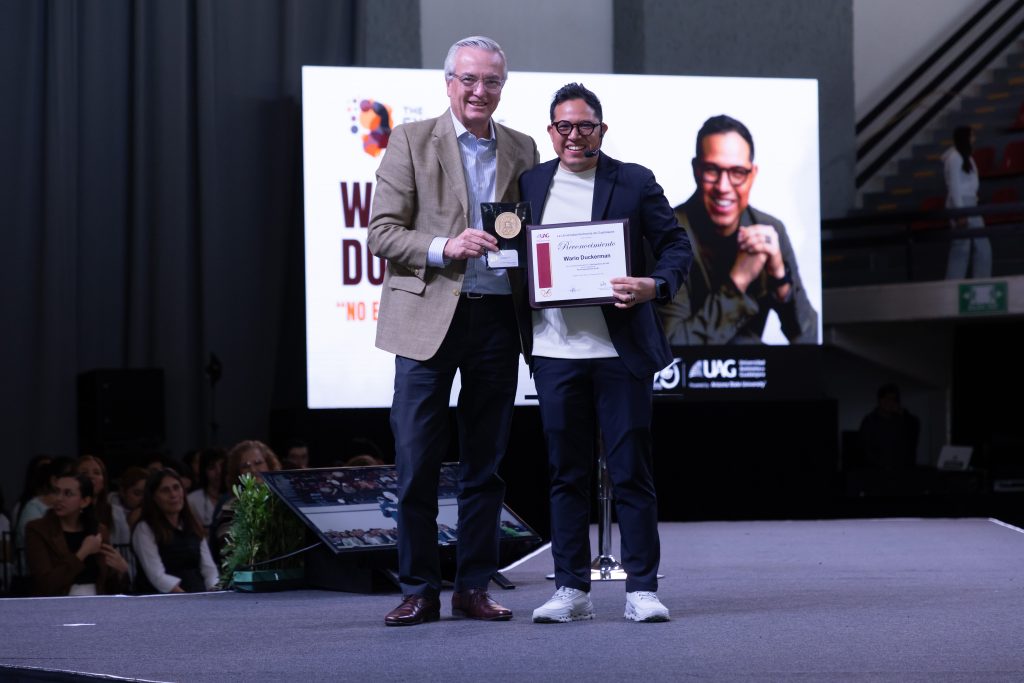 Wario Duckerman recibiendo un reconocimiento público por ser uno de los mejores conferencistas de inteligencia artificial en México y América Latina.