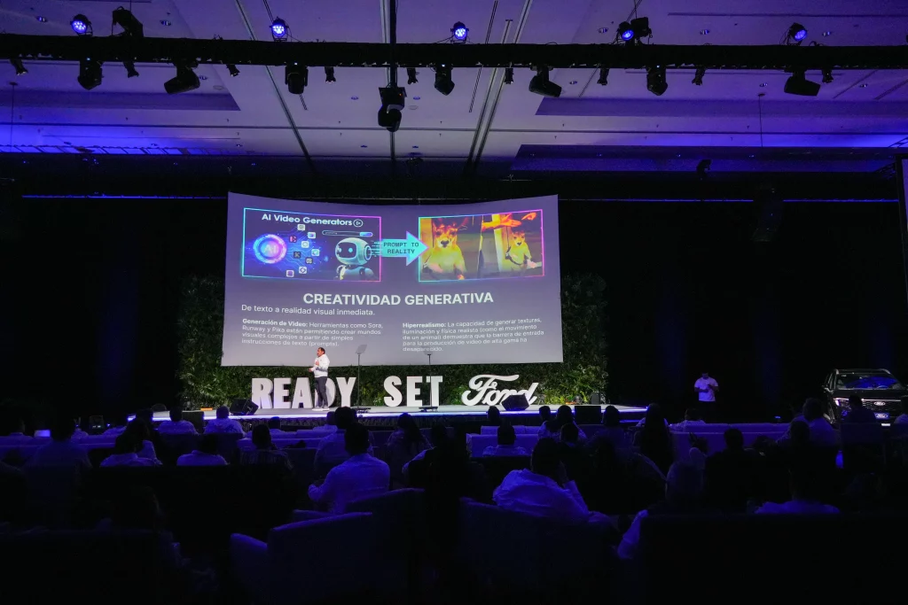 Wario Duckerman, conferencista de inteligencia artificial de México y América Latina, presentando su conferencia No es Ciencia Ficción es IA en el Congreso Nacional de Ford en el Moon Palace de Cancún ante distribuidores y directivos ejecutivos