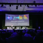 Wario Duckerman, conferencista de inteligencia artificial de México y América Latina, presentando su conferencia No es Ciencia Ficción es IA en el Congreso Nacional de Ford en el Moon Palace de Cancún ante distribuidores y directivos ejecutivos