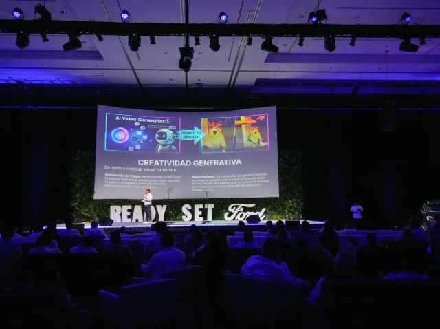 Wario Duckerman, conferencista de inteligencia artificial de México y América Latina, presentando su conferencia No es Ciencia Ficción es IA en el Congreso Nacional de Ford en el Moon Palace de Cancún ante distribuidores y directivos ejecutivos