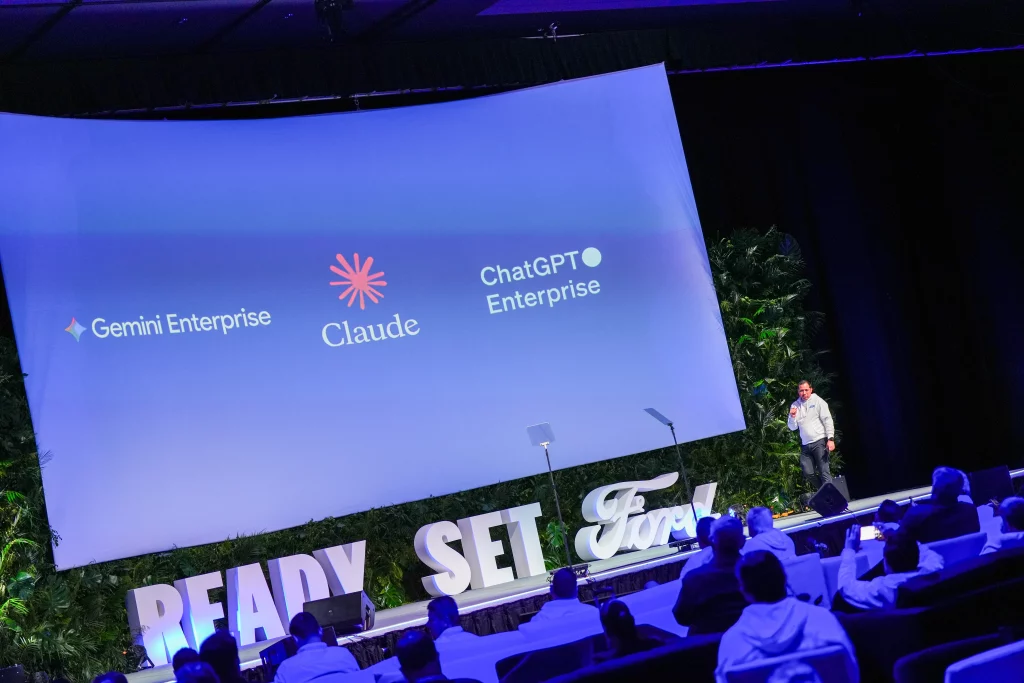 Wario Duckerman, uno de los mejores conferencistas de inteligencia artificial de América Latina, durante su ponencia No es Ciencia Ficción es IA en el Congreso Nacional de Ford celebrado en el Moon Palace de Cancún frente a distribuidores y directivos ejecutivos de Ford México