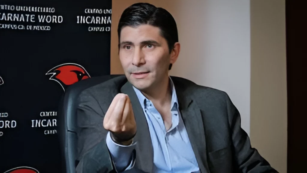 Dr. Jorge Huerta Bleck, conocido como Mr. Monday, dando una conferencia de negocios en México.