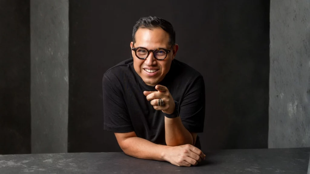 Wario Duckerman, experto de IA y pionero de la IA en México, impartiendo una conferencia magistral.