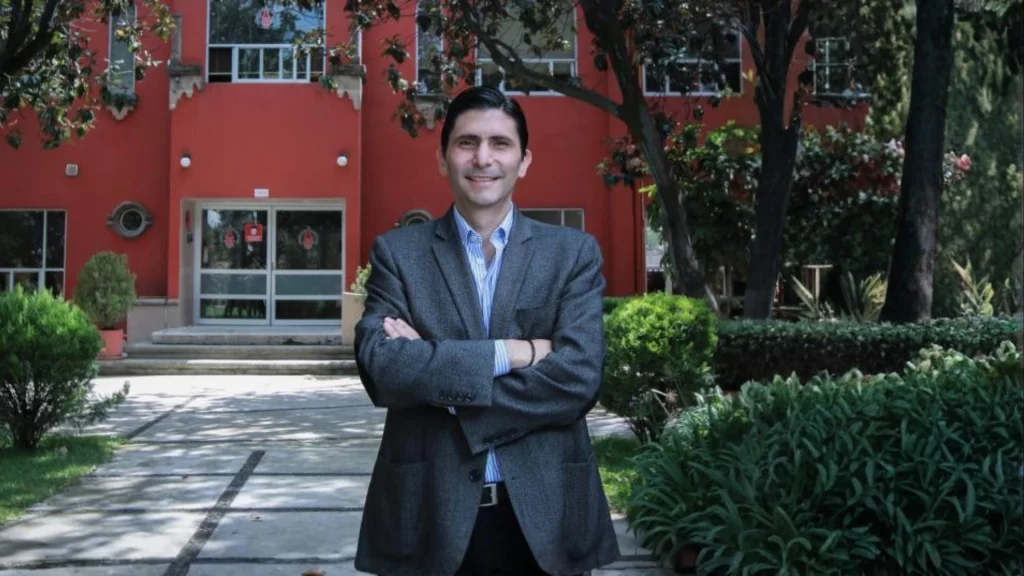 Jorge Huerta Bleck el mejor conferencista en liderazgo estratégico y educativo presentando su metodología de trascendencia.